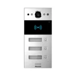 آیفون تصویری Akuvox R20B-3 با پنل آلومینیومی نقره‌ای، دوربین در قسمت بالا، کارت‌خوان مشکی و سه دکمه زنگ همراه با پلاک نام واحدها