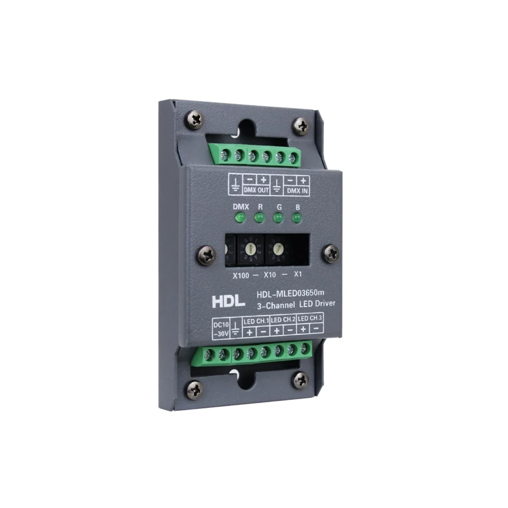 درایور LED سه کانال HDL مدل MLED03650mA با ترمینال‌های DMX، سه خروجی RGB و کلیدهای گردان تنظیم آدرس