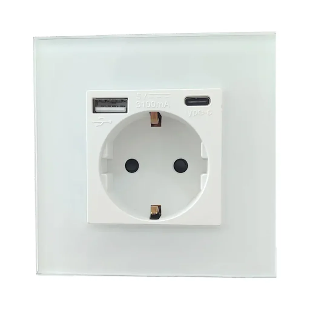 پریز برق شارژر تایپ سی یو اس بی با پریز ارت‌دار و دو درگاه شارژ USB و Type-C